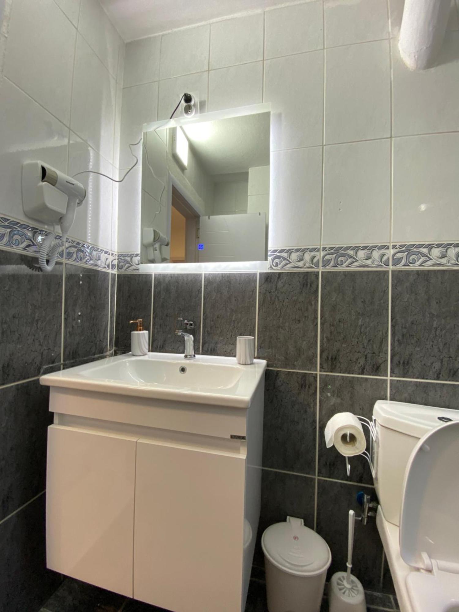 Hotspot Apartments - City Center Pristina Eksteriør billede