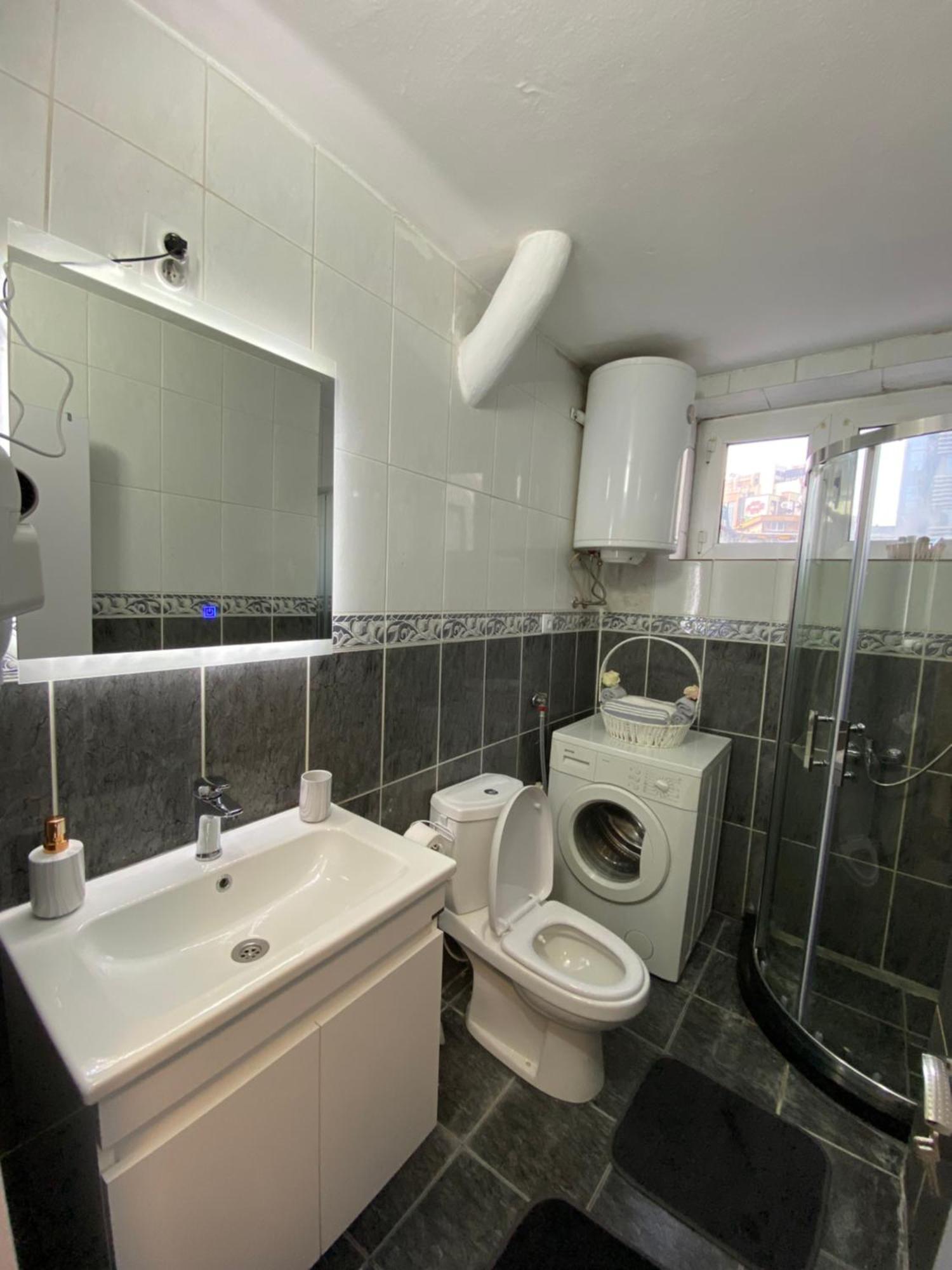 Hotspot Apartments - City Center Pristina Eksteriør billede